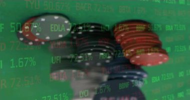Poker çiplerinin yeşile kaydığını gösteren animasyonlu çizimler hisse senetlerinin üzerini örtüyor. Kumarhane, kumar, finans, stratejist, finans pazarı, modern, dijital