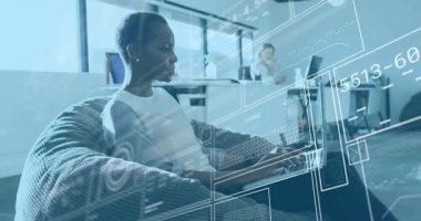 Teknoloji atölyesinde dizüstü bilgisayarda çalışan bir kadın yüzen dijital veri panelleri ve çizelgeleri gösteriyor. İşbirliği, yenilik, teknoloji, fütüristik, çalışma alanı, üretkenlik, minimalist