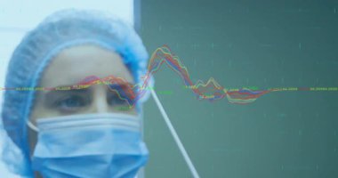 Sağlık teknolojisindeki cerrahi maske üzerinde renkli grafikleri analiz eden kadın bir tıp uzmanı. Tıbbi, sağlık, veri, analiz, profesyonel, klinik, tanı