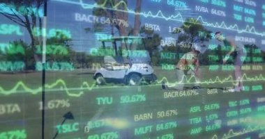 Kadın diz çöküyor ve adam golf sahasına doğru eğiliyor. Borsa grafiği üst üste biniyor. Açık hava, boş zaman, kazanç, doğa, takım çalışması, güven, eğlence