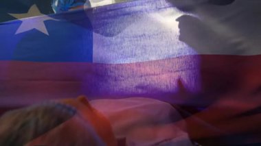 Cerrahi ekip, parlak cerrahi ışıklar altında Teksas bayrağını tıp sahnesine asıyor. Tıbbi, takım çalışması, hassasiyet, sağlık, profesyonel, steril, işbirliği