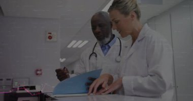 Bayan doktor kayıtları gösteriyor, erkek doktor elinde kalem tutuyor, tıbbi verileri gösteriyor. Sağlık, işbirliği, profesyonellik, veri analizi, tıbbi ekip, klinik çevre, dijital teknoloji