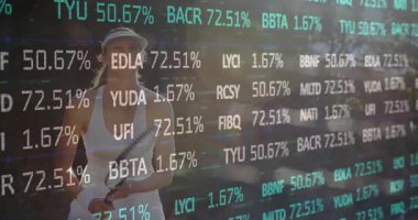 Kadın tenisçi sahada raket sallıyor ve borsa senetleri grafikleri örtüyor. Atletik, dinamik, modern, enerjik, rekabetçi, kurumsal, dijital