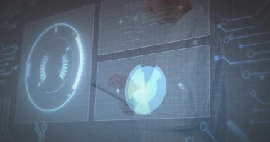 Yüksek teknoloji laboratuvarında tableti manipüle eden veri analisti, şebeke panellerinde dönen holografik çizelgeler. Futuristik, teknoloji, arayüz, dijital, yenilik, bilim, kurumsal