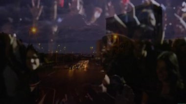 Konser kalabalığı, pazarlama için animasyon veri grafikleriyle geceleri şehir otobanını çekiyor. Konser, kalabalık, gece hayatı, şehir, enerji, kutlama, canlı