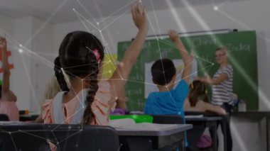 Eğitim sınıfında öğrenciler hareketli dünya haritaları ve yüzen bulmacalarla el kaldırıyorlar. Öğrenim, sınıf, eğitim, öğretim, takım çalışması, katılım, gençlik