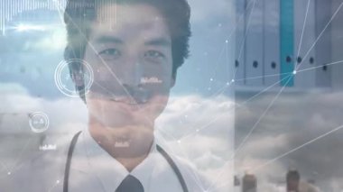 Erkek doktor klinikte steteskopla sağlık verilerini inceliyor, ağ ve bulut grafiklerini örtüyor. Sağlık, teletıp, teknoloji, yenilik, profesyonellik, dijital, analiz