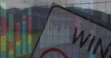 Futbol gol ağı bulutlu tepelerin altında çok renkli bar grafiklerini ve çizgi grafiklerini gösteriyor. Spor, teknoloji, veri, analitik, açık hava, manzara, yenilik