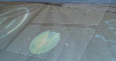 Düz tasarım tarım arazisi dairesel çizelgeler ve artı işaretleri ile uçan HUD örtüleri barındırıyor. Tarım, dron, veri görselleştirme, teknoloji, peyzaj, eko, analitik