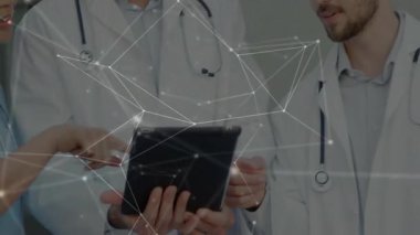 Hastanede tablet üzerinde işbirliği yapan sağlık uzmanları, animasyon ağ örtüsü sergiliyorlar. Tıbbi, takım çalışması, dijital, yenilik, klinik, iletişim, profesyonellik