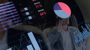 Ofisin üzerinde yüzen teknoloji paneli, turta grafikleri dünya haritası çizgileri sergiliyor. Veri görselleştirme, analitik, fütüristik, kurumsal, bilgi, dijital arayüz, iş zekası