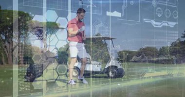 Adam golf sahasında salıncak hazırlıyor, spor teknolojisi için altıgen grafikleri sergiliyor. Atletik, açık hava, modern, duyarlılık, eğlence, giysi, eğlence