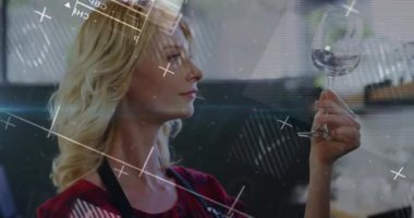 Barda şarap kadehi tutarak şarap endüstrisinin grafiklerini gösteren gözleri kapalı gülümseyen bir şarap garsonu. Lüks, sofistike, modernlik, içecek, sunum, analitik, zarafet