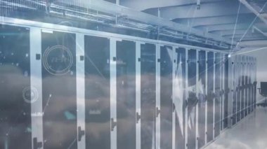 Veritabanı zeminine uzanan sunucu dolapları tavanın altında açıkta duran kablo tepsileriyle. Teknoloji, veri, altyapı, ağ, siber güvenlik, mimari, sanayi