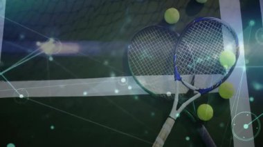 Yeşil kortta raketler üst üste geliyor, tenis toplarının etrafında parlayan 3D ağ illüstrasyonu var. Spor ekipmanları, atletik, modern, fitness, dijital, teknoloji, aktif