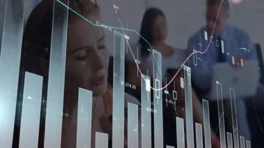 Holografik şamdanlar ve grafiklerle modern ofisteki finansal grafikleri inceleyen meslektaşlar. Şirket, veri, görselleştirme, teknoloji, analitik, yatırım, dijital