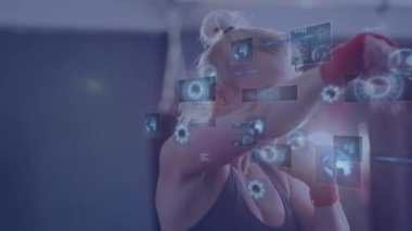 Fütürist spor salonunda holografik panelleri yumruklayan bir kadın teknolojik HUD haritaları ve kodları işaretliyor. Siber güvenlik, yenilik, teknoloji, dijital, fitness, hareket, sanal