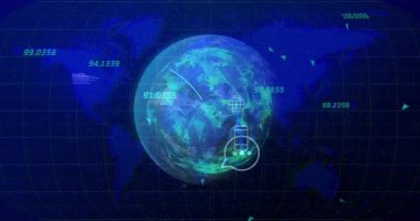 Mavi ızgara üzerinde dönen yarı saydam çokgen Dünya küresi, yeşil koordinatlar gösteriyor, kod parçaları. Futuristik, teknoloji, dijital, küresel, veri, iletişim, arayüz