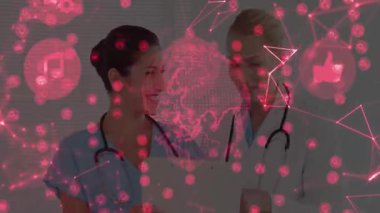 Klinikte dijital sağlık ağını tabletle kaplayan iki kadın tıbbi personel var. Sağlık, işbirliği, teknoloji, yenilik, profesyonellik, teletıp, dijital