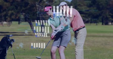 Golf çifti golf sahasında golf atışını kutluyor, animasyon teknolojisi grafikleri kod küre simgeleriyle. Atletik, ortaklık, açık hava, dinamik, yenilikçi, boş zaman, kurumsal