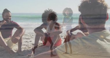 Kumsalda rahatlayan bir grup arkadaş, pazarlama için çalışan kız silueti eşliğinde. Sahil, dostluk, eğlence, canlılık, açık hava, yaşam tarzı, huzur.