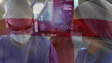 Kadın tasarımcı ev ofisinde işbirliği yapıyor, finans çubuğu grafikleri ve renk çizelgeleri üst üste geliyor. Yaratıcı çalışma alanı, uzak takım çalışması, dijital işbirliği, grafik tasarım, üretkenlik, yenilik, modern iç mekan