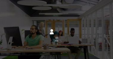 Çalışma masalarının ve bilgisayarların üzerinde yüzen çizelgelerle iş ortaklığı yapan iş arkadaşları. İşbirliği, takım çalışması, modernlik, üretkenlik, yenilik, profesyonel, yaratıcı