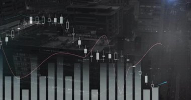 Karanlık çatı sahnesinin üzerinde kayan şeffaf finansal tablolar, parmaklıkları ve şamdanları gösteriyor. Finansal veriler, kentsel ufuk çizgisi, iş analizleri, modern tasarım, teknoloji, finans sektörü, finans piyasası