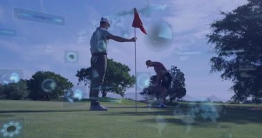 İki golf partneri sıraya dizildi ve holografik teknoloji analizleri göstererek yeşile bayrak dikti. Açık hava, eğlence, teknoloji, analitik, fütüristik, işbirliği, hassasiyet