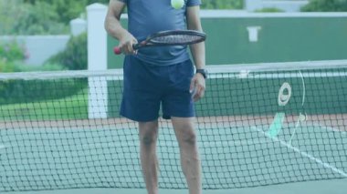 Son sınıf öğrencisi tenis topunu sahada dengeliyor, spor pazarlamasını animasyonlu WOW ile yapıyor. Atletik, eğlence, coşku, eğlence, spor, açık hava, sağlık