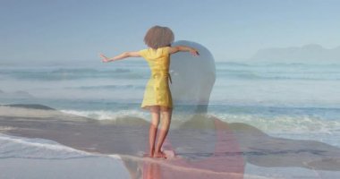 Okyanus sahilinde kollarını uzatan, siluet grafiklerini kaplayan, sağlıklı veri eğilimlerini gösteren bir kadın. Dinginlik, doğa, rahatlama, özgürlük, neşe, manzara, canlılık