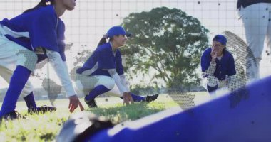 Kadın beyzbol takımı açık alanda geriniyor, yüzen istatistik çizelgeleri ve fitness ikonları var. Atletizm, takım çalışması, fitness, açık hava, dinlenme, spor giyim, spor giyim