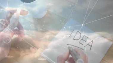 Metal kalemle el ele tutuşmak, IDEA 'yı kağıda yazmak, bulutları kaplamak, veri tablolarını düz dizayn etmek. Yaratıcı, yenilikçi, teknoloji, fütürizm, beyin fırtınası, işbirliği, minimalizm