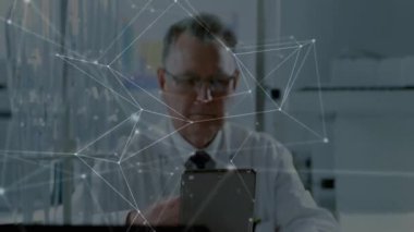 Teknoloji laboratuvarında tableti inceleyen kıdemli bilim adamı, animasyon veri ağı örtüsüyle etkileşimde. Araştırma, yenilik, analitik, bilim, teknoloji, dijital, profesyonel