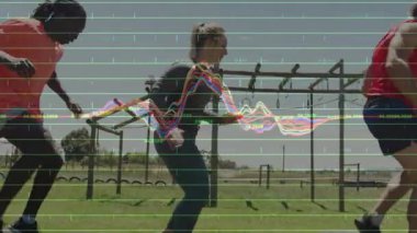 Eğitim ortakları dışarıda yüksek diz egzersizi yapıyor. Canlı fitness analitiği grafiklerini gösteriyor. Atletizm, rekabet, esneklik, yenilik, açık hava, dinamik, performans