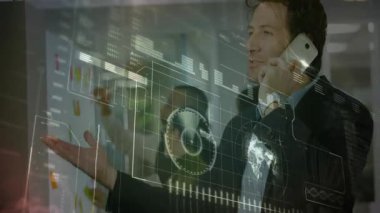 Teknoloji ofisindeki akıllı telefondan konuşan adam, yüzen haritaları, kod parçalarını gösteriyor. Şirket, yenilik, analitik, fütüristik, işbirliği, profesyonellik, dijital