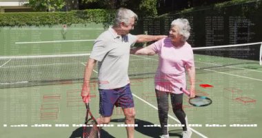 Üst düzey bir çift açık tenis kortunun yanında yürüyor, teknoloji kutuları üst üste koyuyor. Atletik, boş zaman, eğlence, canlı, aktif, sağlıklı, yaşam tarzı