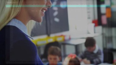 Sınıfta öğrencilere rehberlik eden kadın öğretmen, tablet, animasyon kodları ve kalem simgeleriyle. Eğitmen, öğrenme, teknoloji, yenilik, gençlik, işbirliği, eğitim