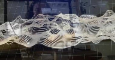 Diz üstü bilgisayar kullanan bir kadın, ses verilerini görselleştiren üç boyutlu dalga boyunu teknoloji çalışma alanında görüyor. Teknoloji, yenilik, fütürizm, dijital, arayüz, profesyonel, çalışma alanı