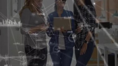 Teknoloji ofisindeki üç bayan meslektaşı animasyon veri grafikleri sergiliyor. Takım çalışması, yenilik, dijital, modern, iletişim, analitik, profesyonel