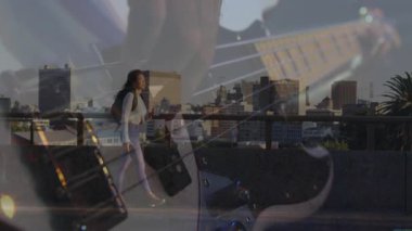 Çatı terasında yürüyen kadın, müzik pazarlaması için elektro bas telleri ve pikapları üst üste koyuyor. Kentsel, yaşam tarzı, sanatsal, modern, canlı, dinamik, modaya uygun
