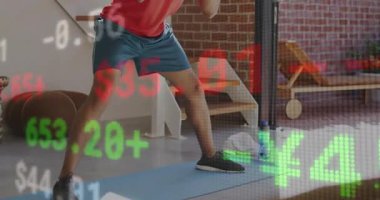 Açık mavi egzersiz paspası üzerinde yan hamlesini yapan adam borsa kalp kaplamasını gösteriyor. Spor, güç, egzersiz, eğitim, sağlık, aktif, gündelik