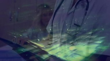 Tıbbi teknolojide dokunmatik ekranı kullanan kadın doktor parıldayan veri bloklarını ve yüzen parçaları gösteriyor. Hastane, sağlık, dijital, teknoloji, yenilik, tıbbi, geleceksel