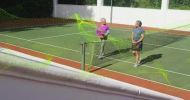 Üst düzey kadın ve erkek raketleri tenis ağıyla tutuyor, neon spor teknolojisi görsellerini örtüyor. Atletik, takım çalışması, canlı, açık hava, eğlence, motivasyon, rekabet