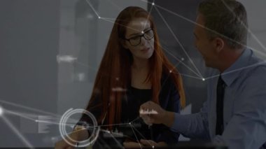 Modern ofisteki tablet üzerindeki verileri inceleyen iş ekibi holografik ağ hatlarını gösteriyor. İşbirliği, takım çalışması, yenilik, teknoloji, analiz, iletişim, profesyonel