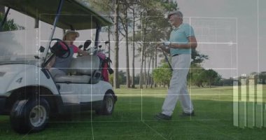 Olgun bir kadın golf arabasının yanında yaşlı bir adama el sallıyor. Çizelgeleriyle golf analitiği gösteriyor. Lüks, eğlence, teknoloji, açık hava, yaşam tarzı, refah, veri