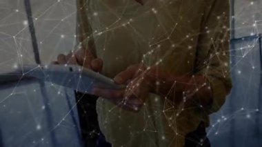 Teknoloji ofisinde kadın profesyonel tıkırtı tableti, ağ düğümleri ve hatları gösteriyor. Teknoloji, bağlantı, iletişim, modern, yenilik, iş, dijital