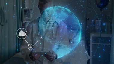 Kıdemli erkek doktor hastanede hasta gözlemi yapıyor, holografik teknoloji ikonları sergiliyor. Tıbbi, sağlık, teknoloji, yenilik, teletıp, dijital, profesyonel