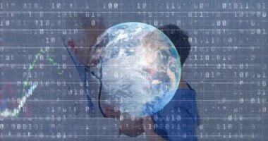 Kıdemli doktor, erkek hasta ellerini sağlık kliniğinde bağlıyor. Hologram ve grafik çizgilerini gösteriyor. Sağlık, yenilik, fütürizm, teknoloji, pediatri, küresel, veri