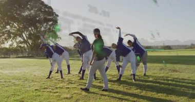 Beyzbol takımı spor eğitimi sırasında yan esneme hareketleri yaparak animasyon istatistikleri gösteriyor. Sporcular, takım çalışması, fitness, açık hava, motivasyon, spor giyimi, eğlence